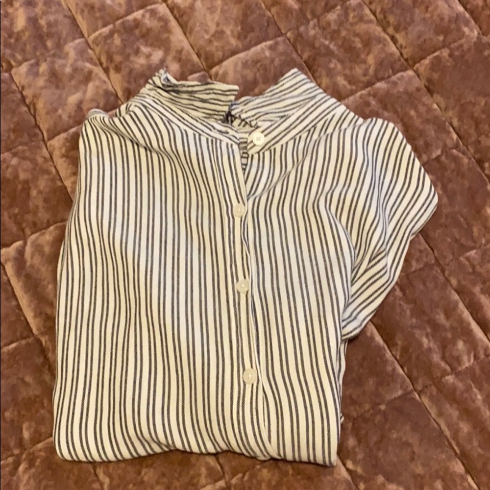Universal Thread button down top
